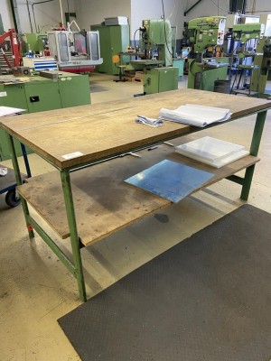 1 Arbeitstisch